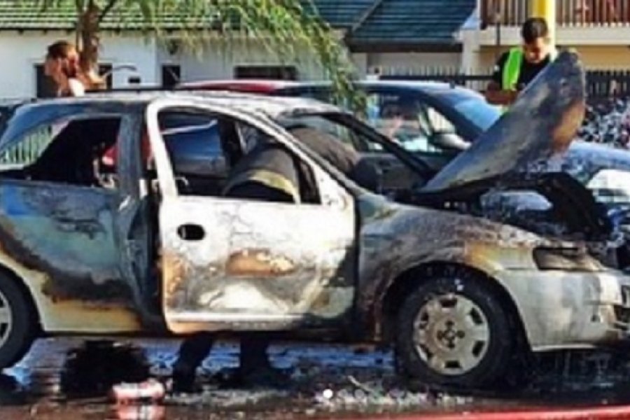 Un auto se prendió fuego en plena avenida de Corrientes