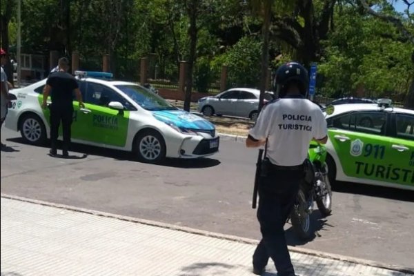 En la Costanera, demoraron a supuesto 'cuidacoches' con extensos antecedentes policiales