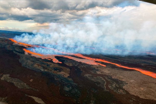 El volcán Mauna Loa de Hawái entró en erupción después de 40 años