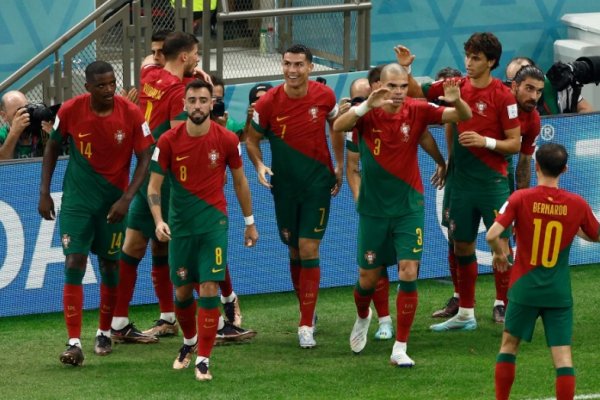 Portugal clasificó a octavos de final del mundial y complicó a Uruguay