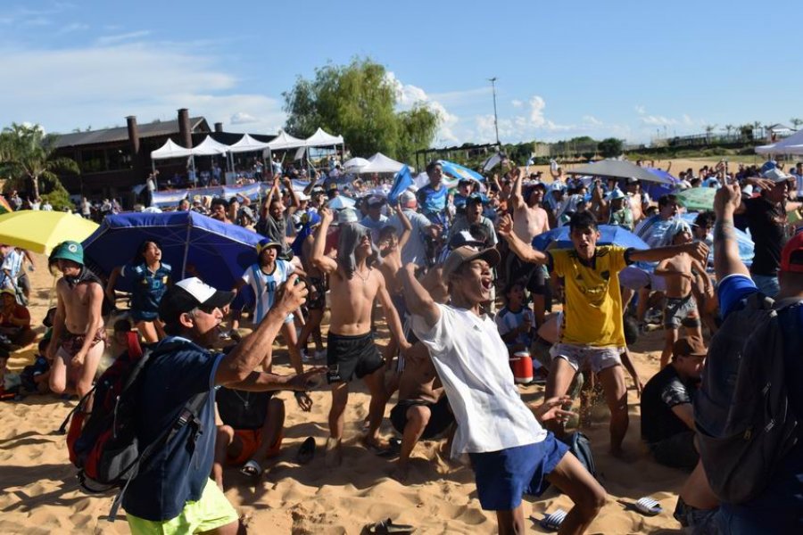 Festejos en la Playa Arazaty tras el triunfo de Argentina
