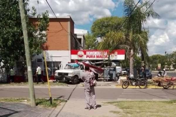 Camión fuera de control subió a una vereda en un barrio correntino