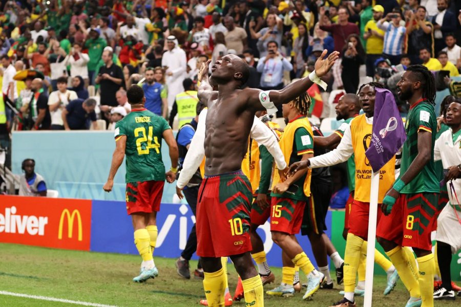 Camerún dio el golpe y le ganó a Brasil, que sufrió para ser primero