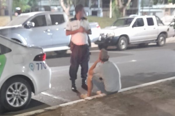 La Policía demoró a un joven que observaba los vehículos estacionados  y resultó registrar antecedentes policiales