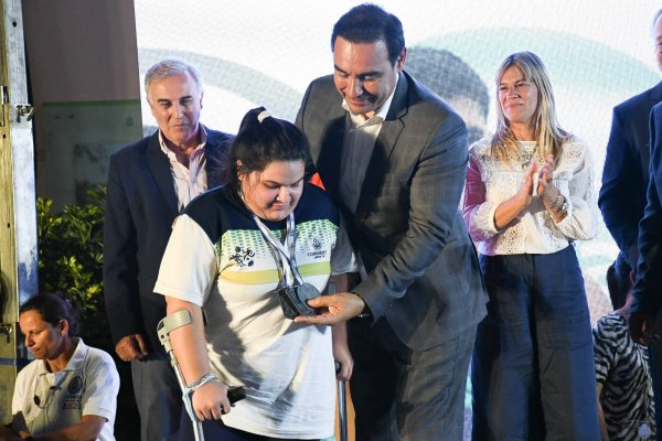 Valdés entregó reconocimientos a deportistas y anunció becas e infraestructura para potenciar el deporte