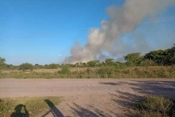 Un foco ígneo se desató en un campo cercano al aeropuerto de Corrientes