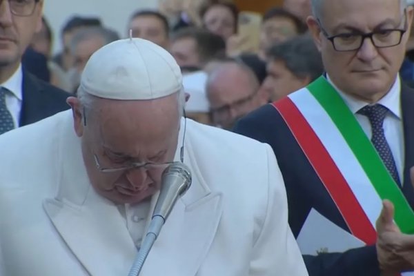 El papa Francisco lloró al nombrar a las víctimas de Ucrania durante una misa