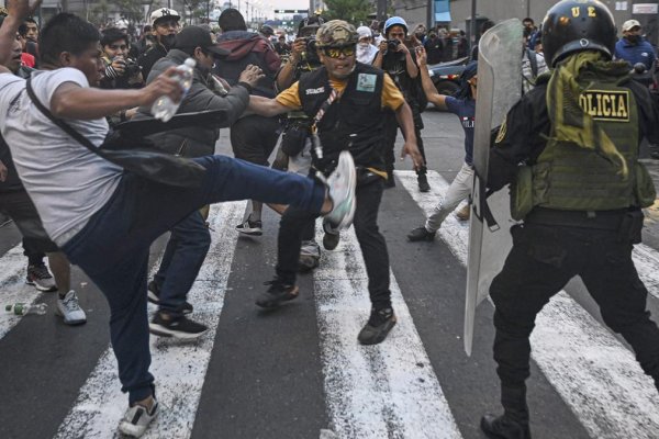 Rutas y aeropuertos bloqueados, protestas y el llamado a una huelga conmueven a Perú