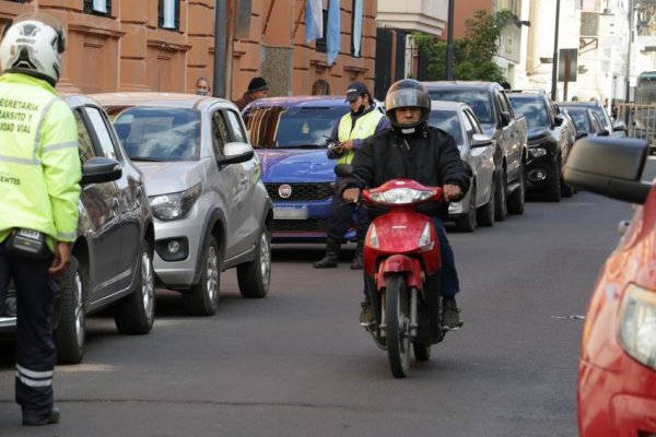 Aseguran que los lugares reservados frente a escuelas fueron habilitados para estacionamiento