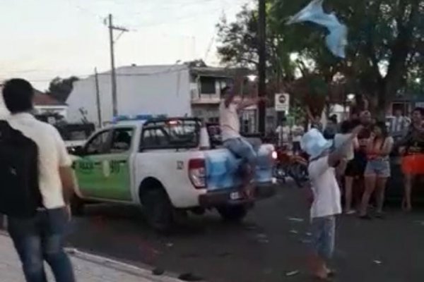 Un hincha fue demorado por subirse a un patrullero durante los festejos por el triunfo de Argentina
