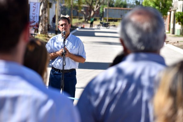 El Intendente Irigoyen inauguró una cuadra más de pavimento en Curuzú Cuatiá