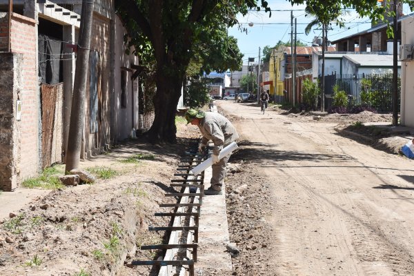 Continúan con el plan de obras para proveer de cordón cuneta a barrios capitalinos