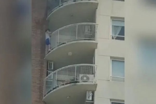 Un nene se colgó del balcón de un piso 13 para escapar de un incendio en Tigre