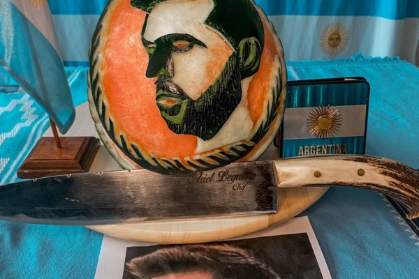 Un chef correntino talló en una sandía la cara de Messi