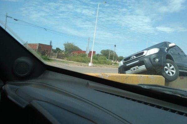 Se subió a un muro de la ruta y abandonó su camioneta