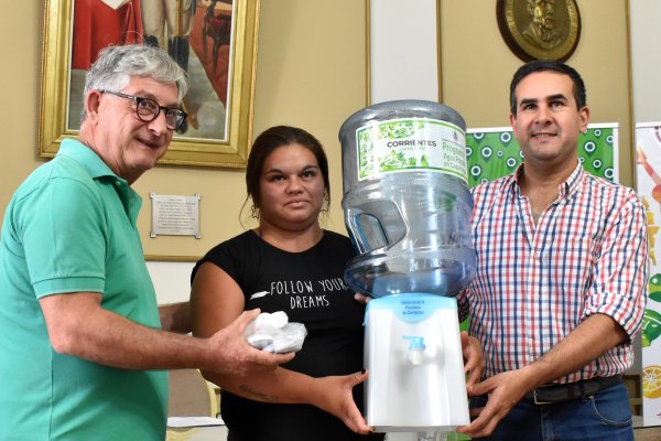 El intendente Irigoyen junto al director de Desarrollo Territorial de la Provincia entregaron kits de agua potable