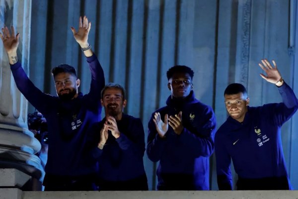 La selección francesa fue recibida por miles de personas tras el subcampeonato en el Mundial