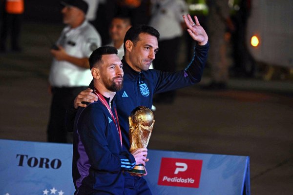 La Selección Argentina llegó al país y fue recibida por una multitud en Ezeiza