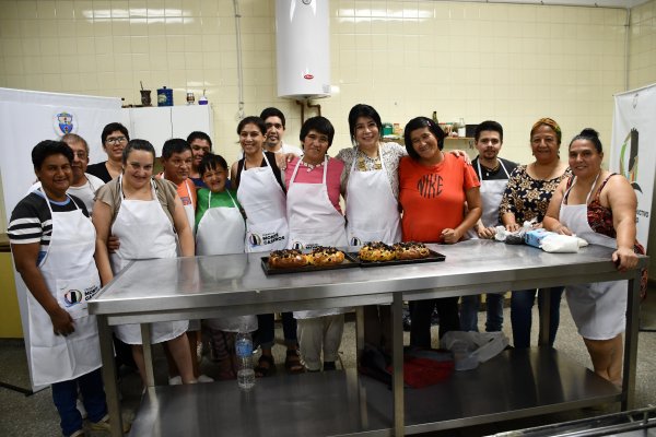 Elaboran pan dulce para una navidad y un fin de año de inclusión en Monte Caseros
