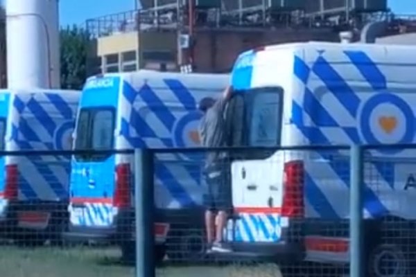 Corrientes: sacan ploteo nacional en ambulancias guardadas en el Pediátrico