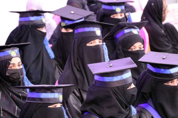 Detienen en Kabul a mujeres que rechazan la prohibición de ir al universidad