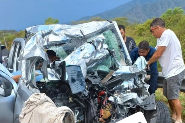 Trágico choque de una familia que viajaba a pasar Nochebuena: una pareja murió y su hija de 5 años está grave