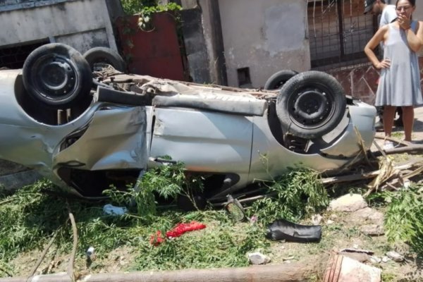 Un conductor perdió el control y volcó su auto en plena vereda de la capital correntina