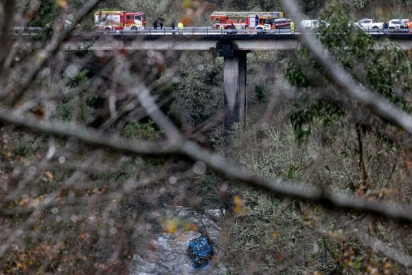 España: un micro cayó más de 40 metros sobre un río y murieron 6 personas