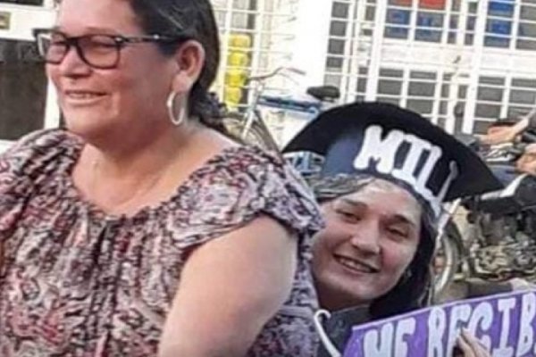 Curuzucuateña se recibió y lo celebró en bicicleta con su mamá