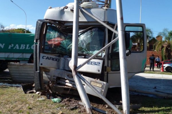 Corrientes: Un camión se quedó sin frenos y chocó contra un vehículo en plena avenida 3 de abril