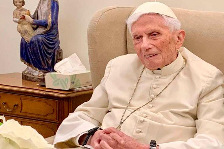 El Vaticano informó que Benedicto XVI continúa estable y pudo seguir una misa desde su habitación