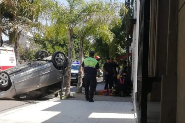 Una mujer alcoholizada chocó un auto estacionado y volcó en plano centro de Goya