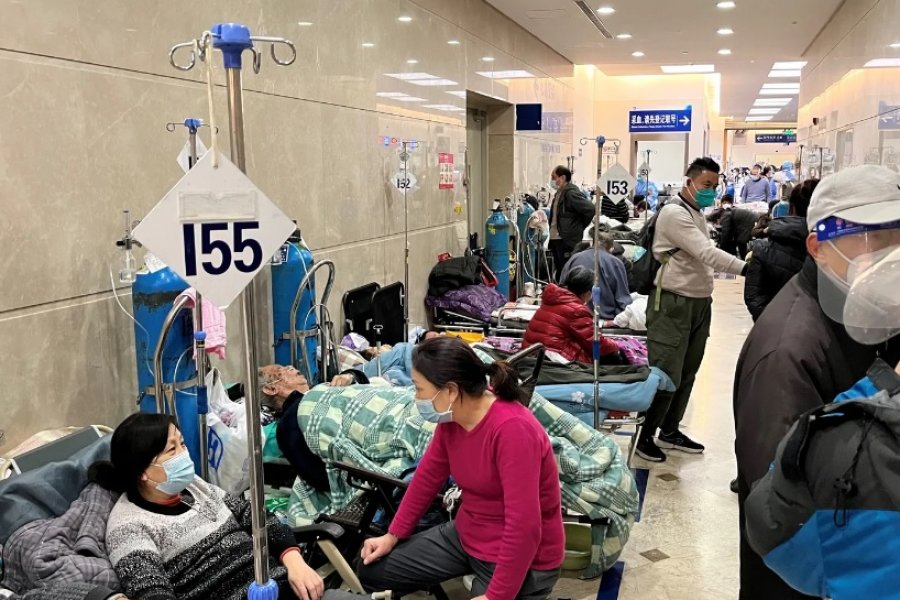 Los hospitales de Shanghái están desbordados con pacientes de covid y los crematorios no dan abasto