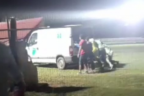 Corrientes: por una emergencia llamaron una ambulancia en partido de fútbol pero el móvil no arrancó
