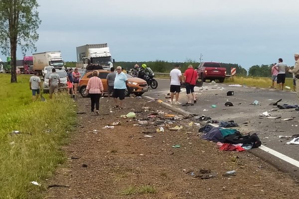 Tragedia en Corrientes: un camión volcó, aplastó a un auto y mató a dos personas