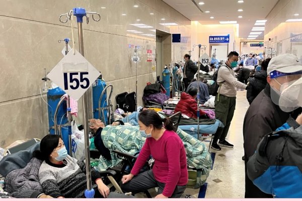 Los hospitales de Shanghái están desbordados con pacientes de covid y los crematorios no dan abasto