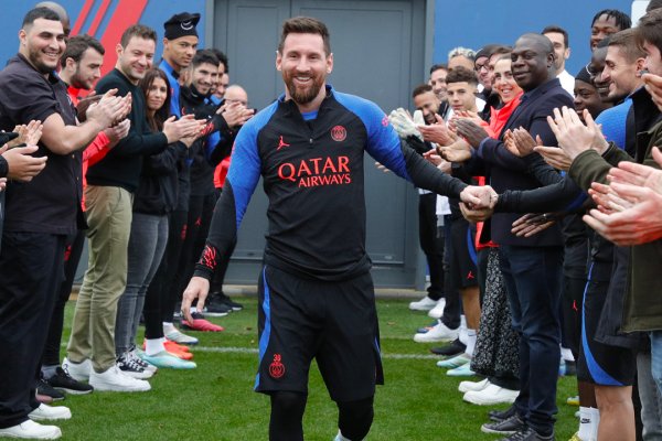 Messi sigue en París hasta junio y no es seguro que continúe