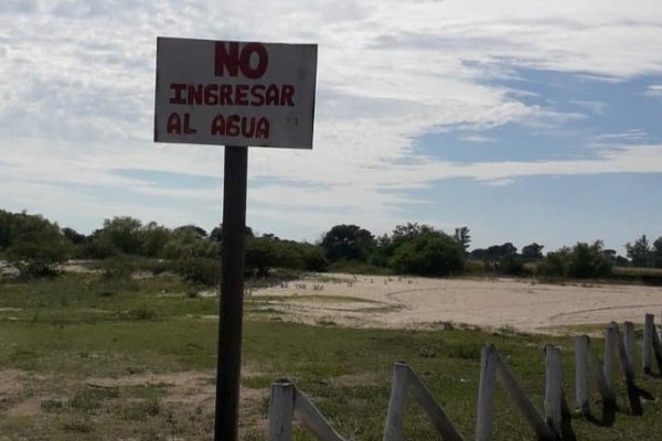 Prohibieron el ingreso a la playa de Santa Lucía ante la extrema bajante