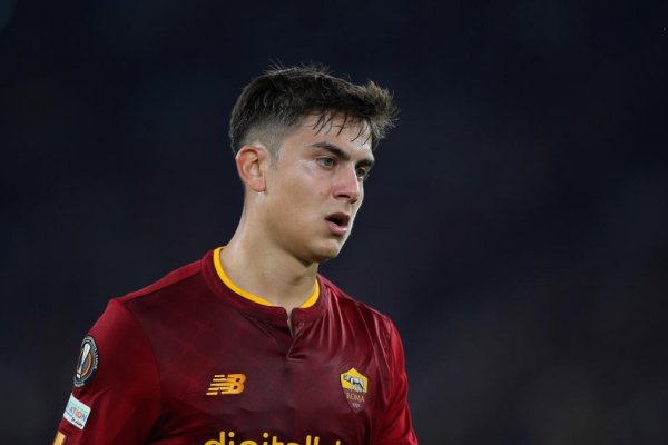 Paulo Dybala salió lesionado en su primer partido en la Roma después del Mundial