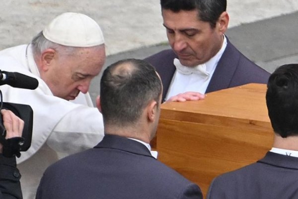 Francisco despidió a Benedicto XVI como un 