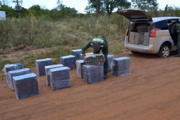 Corrientes: Pinchó una rueda y se descubrió que llevaba atados de cigarrillos de contrabando