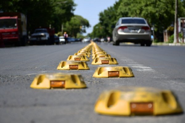 Colocan tachas separadoras de carriles en avenida Artigas