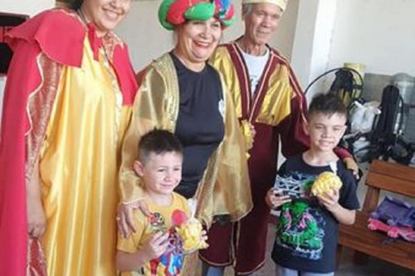 Bomberos correntinos se convirtieron en Reyes Magos y llevaron alegría a los niños