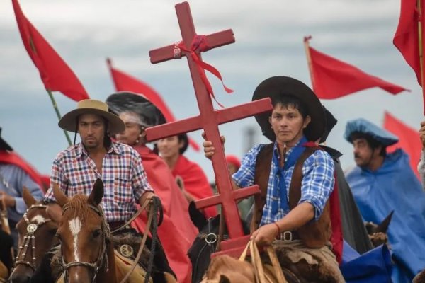 Cientos de peregrinos llegan a Corrientes para homenajear al Gauchito Gil