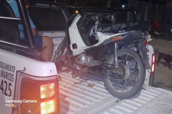 La Policía demoró a tres personas y secuestró una motocicleta