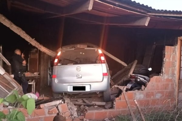 Conductor alcoholizado incrustó su auto en una casa y mató a dos nenes mientras dormían