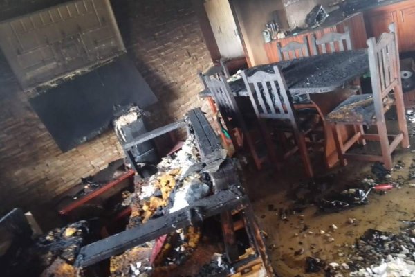 Una familia perdió casi todo tras un voraz incendio en un barrio de Corrientes