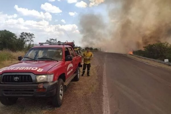 Piden circular con precaución por un incendio a la vera de Ruta 12 en Corrientes