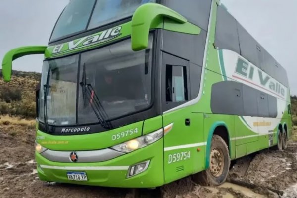 Un colectivo con 56 pasajeros quedó varado y el chofer caminó 20 kilómetros para pedir ayuda