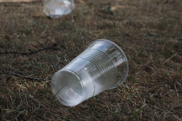 Israel elimina impuesto al plástico descartable